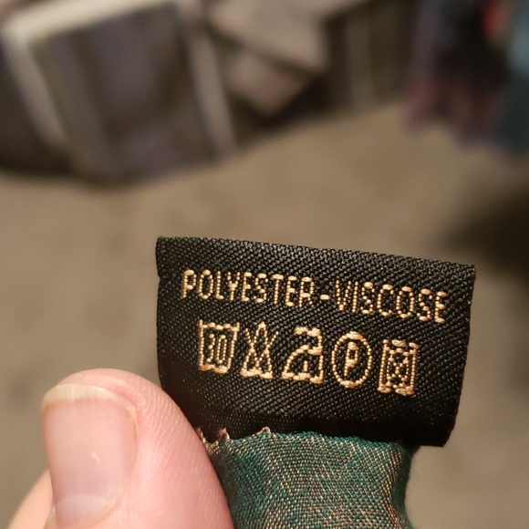 GNT Women's shawl (wrap) 38x38 inches - Picture 4 of 5